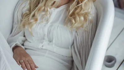 Тоня Матвиенко перекрасилась в брюнетку и спела рок