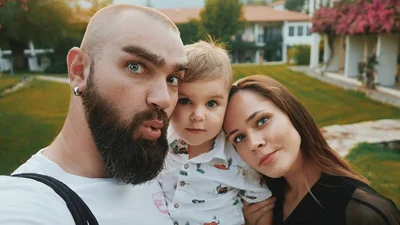 Чоловік Юлії Саніної показав свій оголений торс