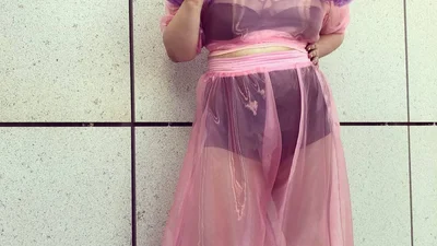 Пишаємось: Нетта Барзілай мандрує Києвом на дивані і знімає кліп