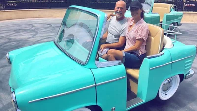 Брюс Вілліс відвів свою малечу до Діснейленду і покатався з ними на гірках