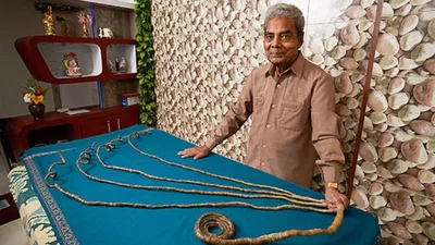 Мужчине из Индии обрезали самые длинные в мире ногти