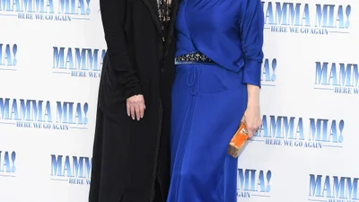 Вот так вот: Мерил Стрип и Шер неожиданно поцеловались на людях