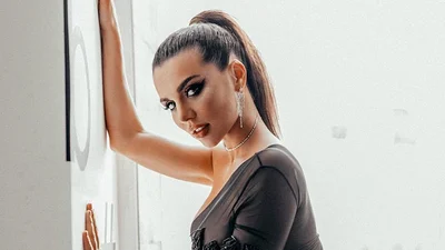 Бесстыжая Аня Седокова надела платье с разрезом без трусиков