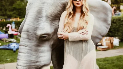 Туда и обратно: молодая жена Николая Тищенко продемонстрировала стильные образы во Франции