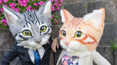 Японці придумали новий тренд і тепер носять гігантські котячі голови з шерсті