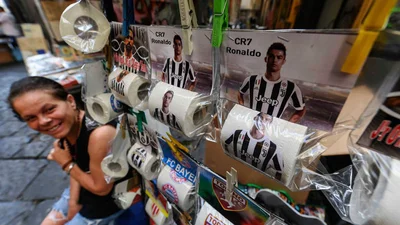 Сделай себе приятно: в Неаполе можно купить туалетную бумагу с Роналду