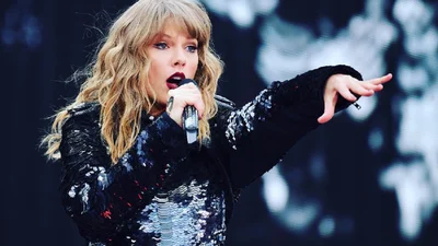 Всякое бывает: Тейлор Свифт упала на попу во время концерта