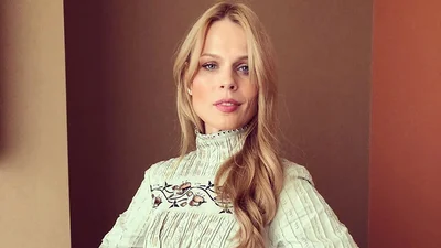 Оля Фреймут вышла в свет в изысканном платье от Виктории Бекхэм