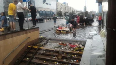 Киев затопило, а сеть засыпало забавными мемами на эту больную тему