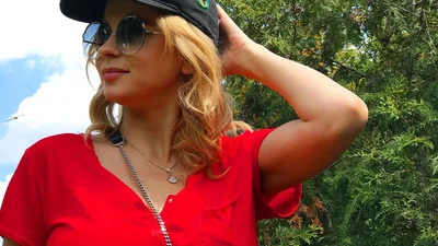 Лилия Ребрик в коротеньких шортиках напекла блинов и собрала клубнику