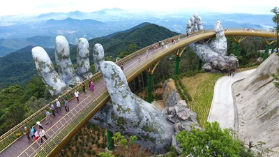 Мост во Вьетнаме, который держат гигантские руки, поразит вас своим величием