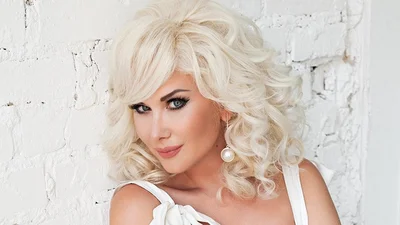 Справжня тигриця: Катя Бужинська вразила сексуальним декольте