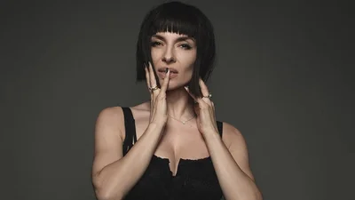 Горячая Надежда Мейхер потрясла пышным бюстом на камеру