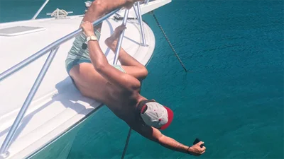 Справжні герої: в мережі сміються над фото, де дівчата змушують хлопців їх фотографувати