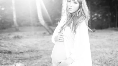 TARABAROVA показала немаленький животик в секси-платье