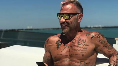 Танцующий миллионер, о котором все забыли, снова поразил мир танцем в женском бикини