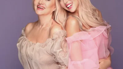 Оля Полякова вразила мережу архівними фото з мамою