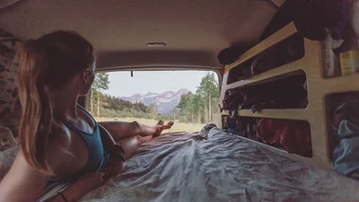 Девушка больше года живет в машине и каждое утро просыпается с новым видом за окном