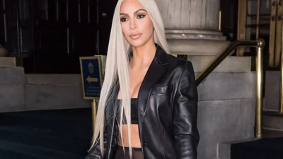 Голенька Кім Кардашьян та її невдала поза стали свіжим мемом