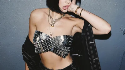 Дуа Ліпа засвітила груди в речах від українського бренду