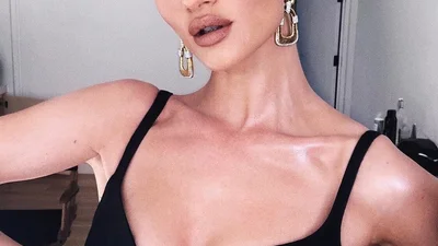 Роузи Хантингтон-Уайтли впервые показала совместное фото с мужем-красавцем и сыном