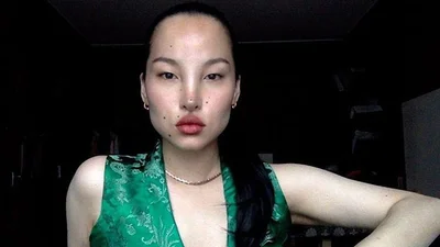 Смотря на лицо этой тибетской модели трудно поверить, что она с нашей планеты