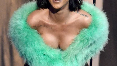 Фотошоп или действительно похудела - новые фото Рианны в купальнике удивили сеть