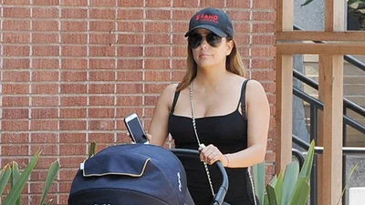 На прогулке с сыном: как выглядит фигура Евы Лонгории после родов