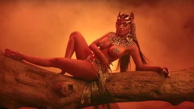 Нікі Мінаж апетитно обвалялась у піску в новому кліпі Ganja Burn