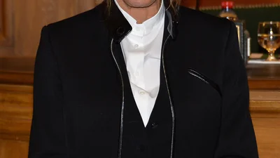 65-летняя Брижит Макрон в микрошортах прокатилась на велосипеде, и ее ножкам завидуют все