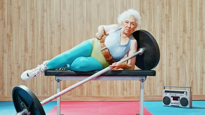 Поки ти наминаєш булки і мрієш схуднути, ця крута 69-річна бабуся качає прес у залі