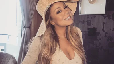 Схудла Мерая Кері ледь втиснула великі груди у гідрокостюм