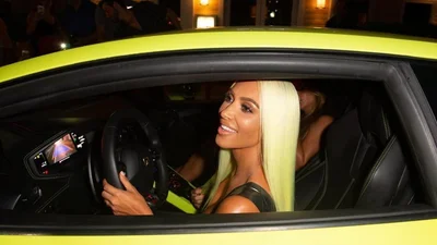 Тільки Кім Кардашьян може вибрати колір волосся під колір своєї машини