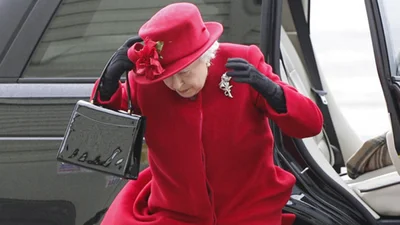 Королева Елизавета II неожиданно стала героиней очень смешных мемов