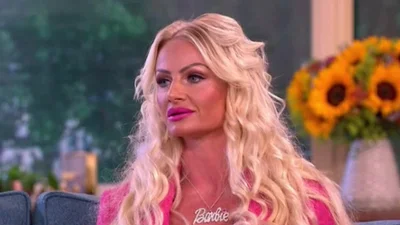 Не жінка, а лялька: ось так виглядає цицьката британська Барбі