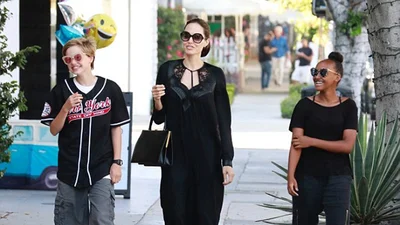 Красивая женщина: Анджелина Джоли в роскошном платье прогулялась по магазинам