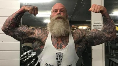 Секси-викинг: о таком 54-летнем накачанном дедушке в тату и не грех помечтать