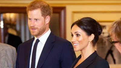 Меган Маркл не побоялась одягнути сукню-піджак та оголити свої ніжки на офіційному прийомі