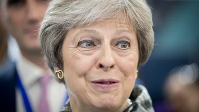 Как робот: премьер Великобритании рассмешила сеть неуклюжими танцами