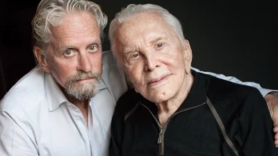 Фото дня: 101-летний отец Майкла Дугласа играет с крохотной правнучкой