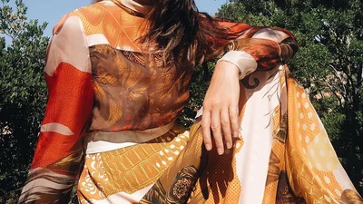 Алла Костромичева захватывает своими длинными ногами в роскошных платьях