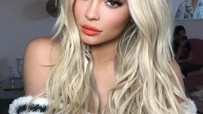 Кайлі Дженнер у яскравому бікіні порозважалася на пляжі з маленькою донечкою