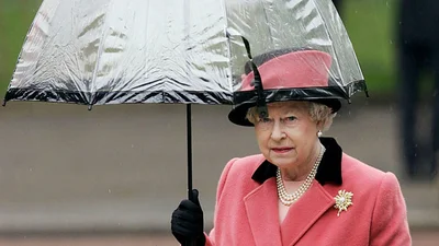 В сети нашли неожиданное доказательство, что Елизавета II еще та модница