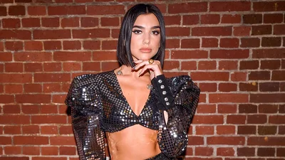 Гаряча брюнетка Дуа Ліпа кардинально змінила імідж у новому кліпі "Electricity"