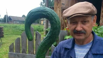 Дідусь та його великий огірок стали героями кумедних мемів