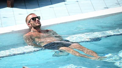 Сексуальный отец Дэвид Бекхэм покрасовался голым торсом у бассейна