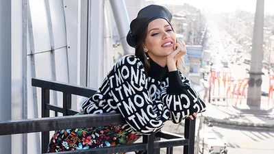 Невероятная женщина: беременная Регина Тодоренко позанималась йогой с круглым животиком