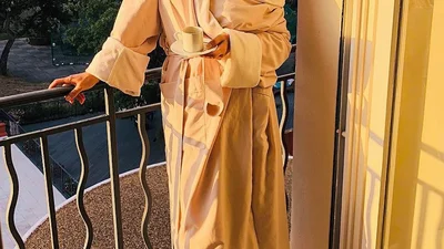 Ани Лорак похвасталась стройными ножками в ярком мини