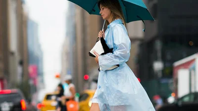 Курс на осень: ТОП стильных плащей на дождливую погоду