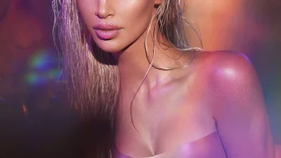 Кім Кардашьян прикрила своє причинне місце милими квіточками